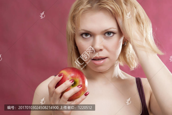 年輕微笑的女人與蘋果