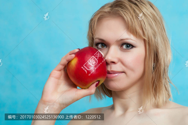 金發(fā)女人帶蘋果