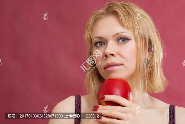 美麗的女人與紅蘋果