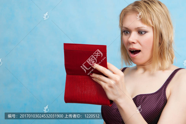 拿著紅包的女人拿著她的積蓄