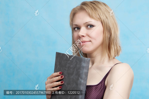 年輕漂亮的女人與書