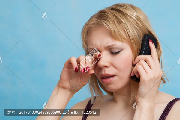 用電話哭泣的女人肖像
