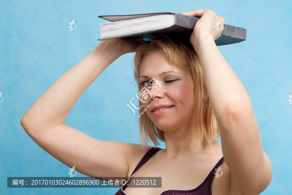 女人和書在她頭上