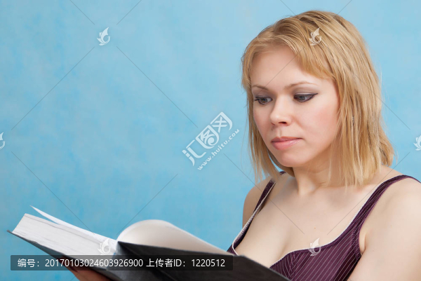 美麗的女人與開(kāi)放的書(shū)