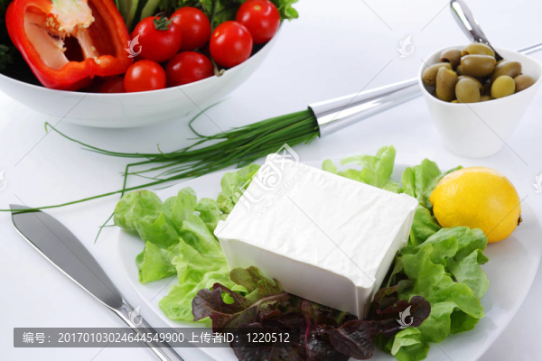 地中海的沙拉在一個白色的餐廳