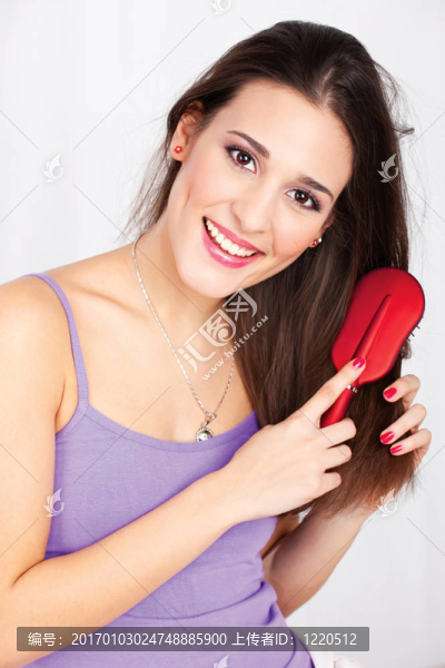 一個(gè)漂亮女人梳理頭發(fā)的肖像