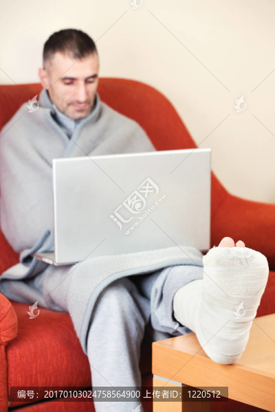 斷腿男子