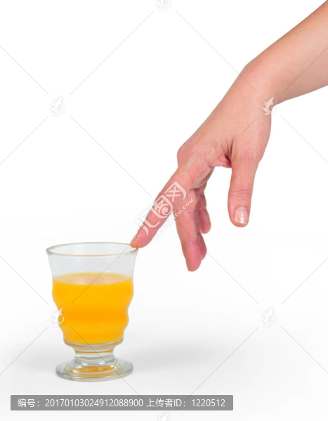 它的照片手指出一杯橙汁