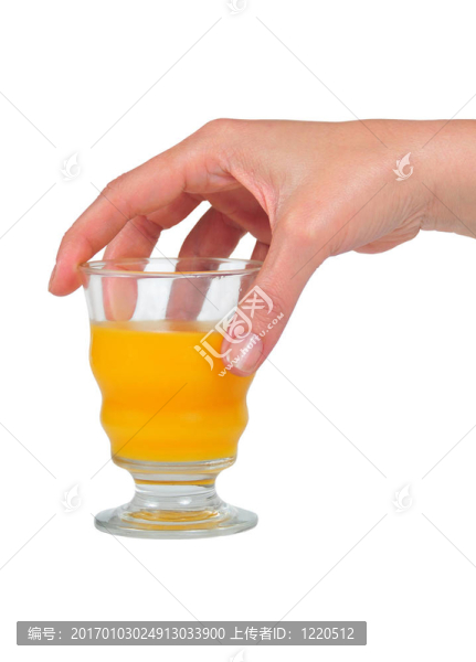 手拿著橙汁的玻璃杯的照片