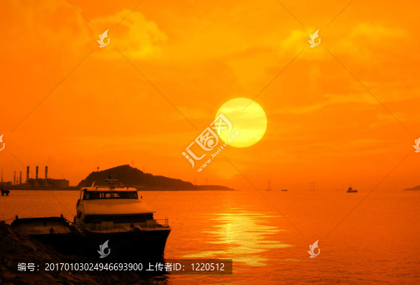 船在海港與粉紅色日落