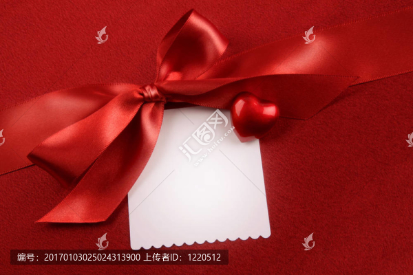 緞弓和白色禮品卡在紅色