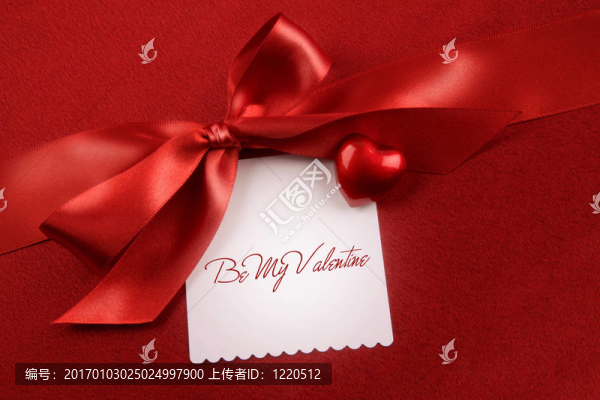 緞弓和白色禮品卡在紅色