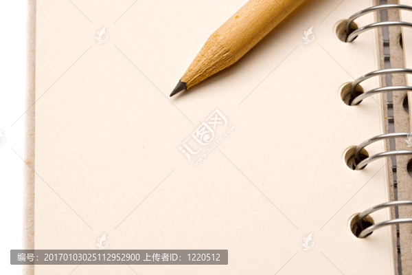 用白色鉛筆孤立的記事本