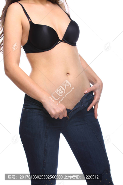 穿黑色胸罩的女人脫下牛仔褲