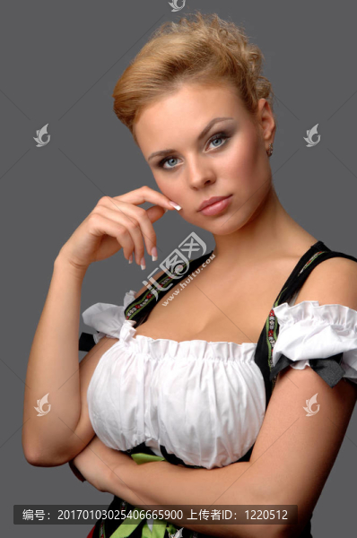 灰色背景的金發(fā)女郎