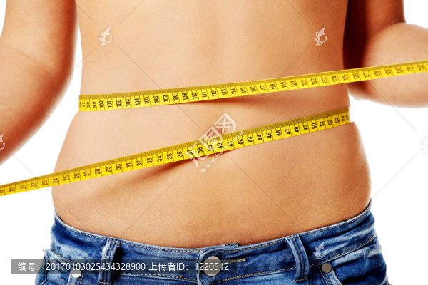女人測量她的腹部。