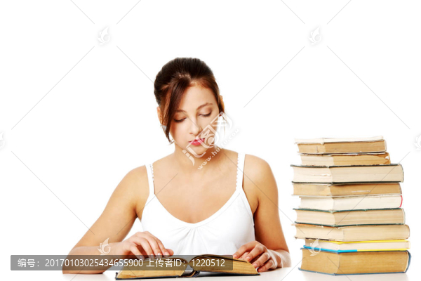 少女讀書近堆書。