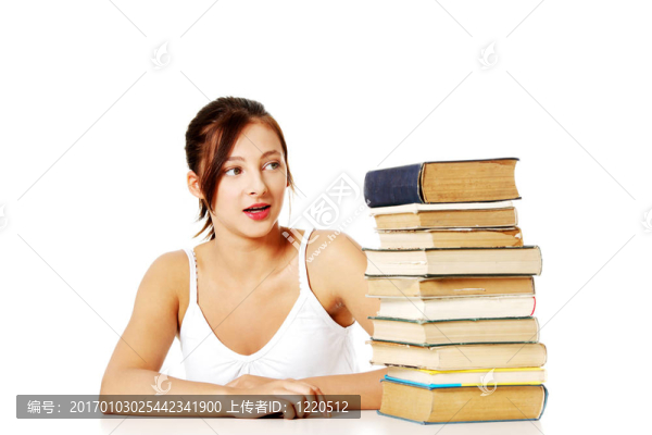 年輕女孩看著那堆書。