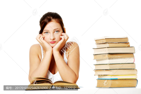 少女抱著頭坐著看書。