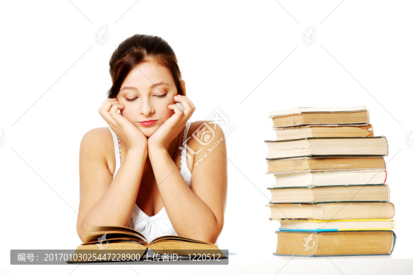 少女讀書近堆書。