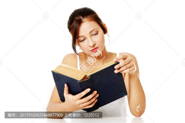 漂亮女孩讀書(shū)。