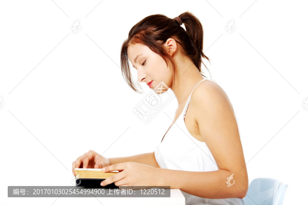漂亮女孩讀書。