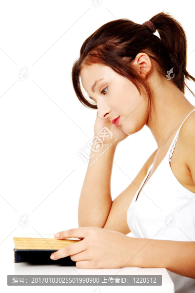 少女讀書。