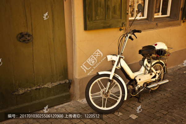 舊貨滑板車停在街上