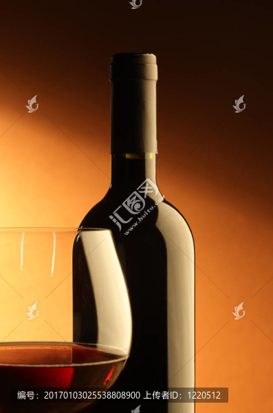 酒瓶和紅酒杯