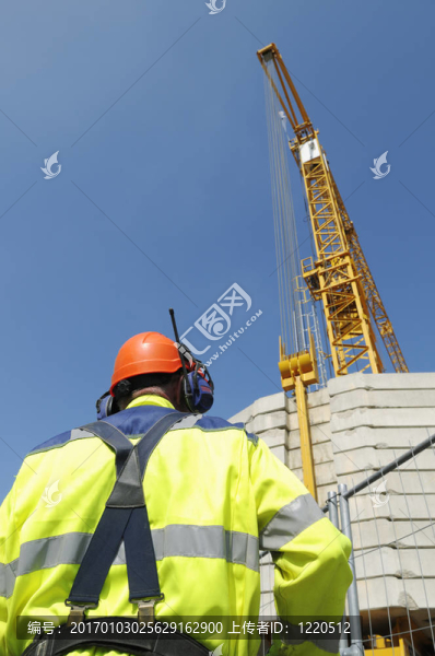 建筑工人和起重機(jī)