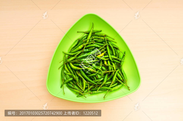 桌上的辣椒放在木桌上