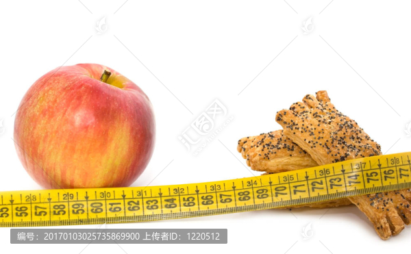 紅蘋果；白色背景的餅干和米