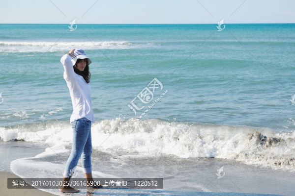 海灘上快樂(lè)的年輕女子