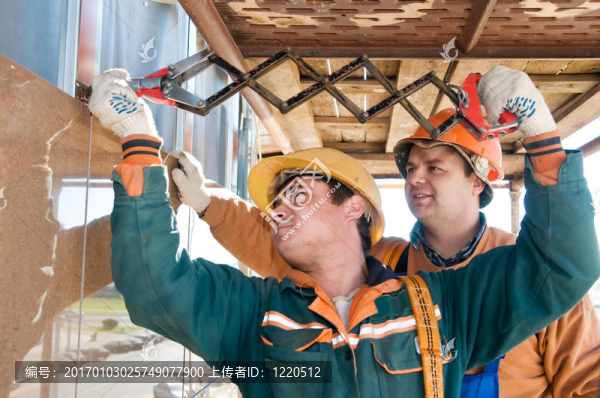 工人建設(shè)者在外墻瓷磚安裝