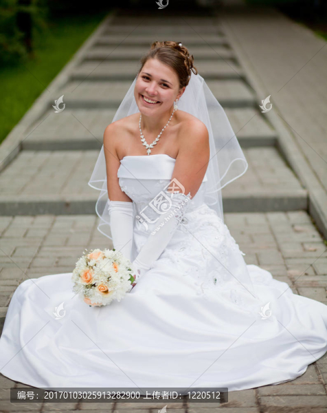 未婚妻正坐在街上笑