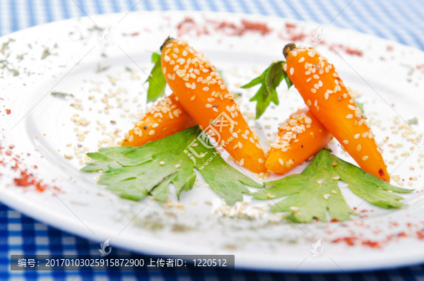 在盤子里煮胡蘿卜