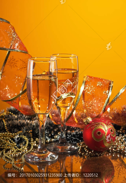 兩杯葡萄酒和圣誕裝飾