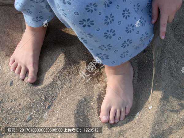 腳趾在沙