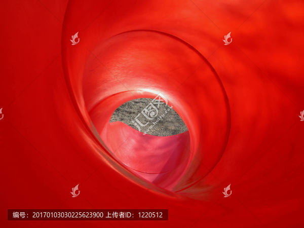 紅色的螺旋滑梯
