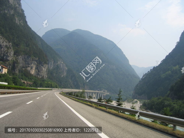阿爾卑斯山脈的一條路