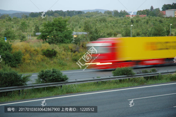 超速行駛的卡車