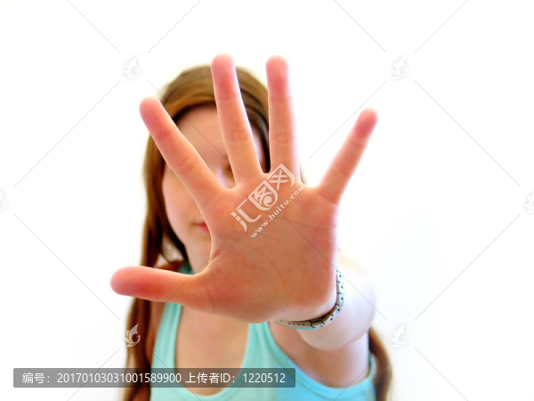 別看我