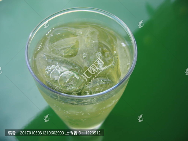 他在冰上我