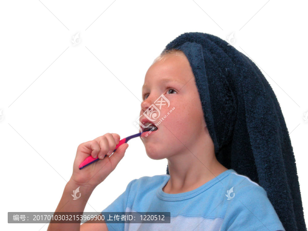 女孩刷牙