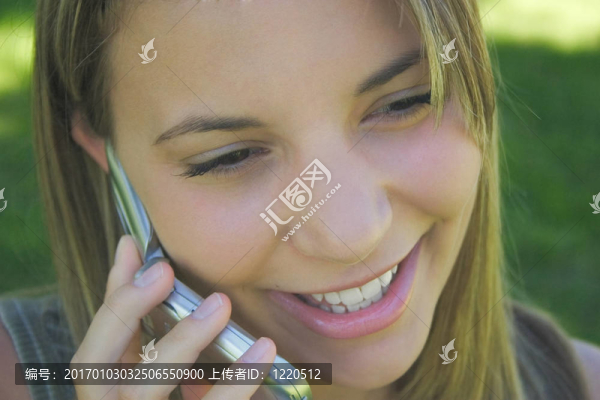 接電話(huà)的女子