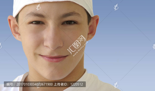 男孩微笑