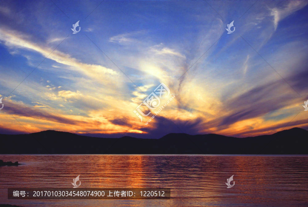 湖的日落