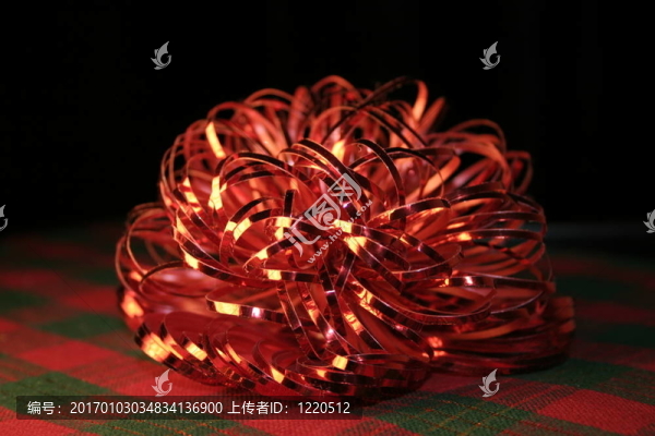 在格子的紅色蝴蝶結(jié)