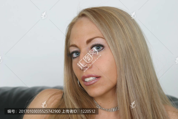 金發(fā)碧眼的頭部開槍