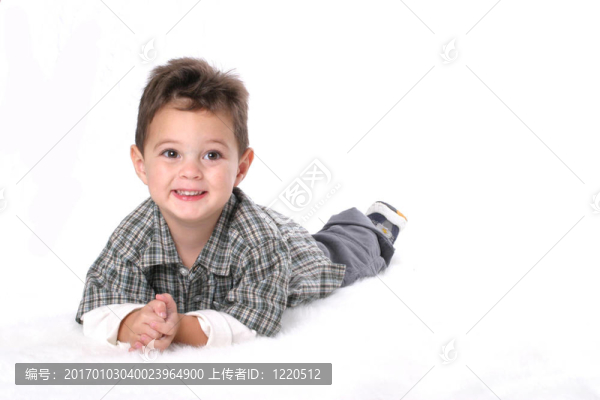 男孩放下